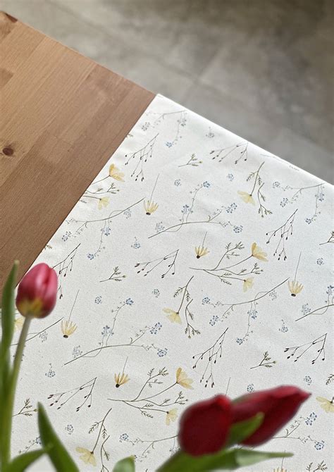 Textil s kvetinovým vzorom