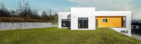 Moderný bungalov s bielou fasádou