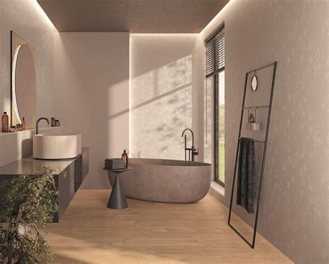 Moderná biela kúpeľňa s rôznymi textúrami obkladov