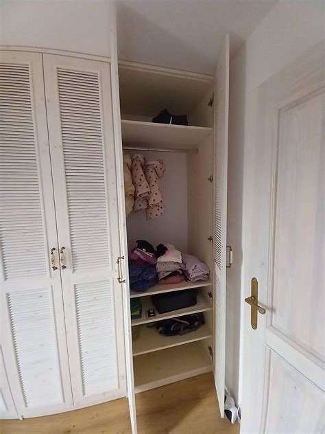 Vstavaná skriňa s pántovými dverami