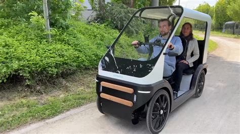 Ilustrácia elektrického nákladného bicykla Karbike s dizajnom pripomínajúcim auto