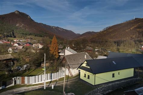 Malebná dedinka Pohronská Polhora v horách