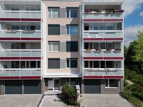 Farebná fasáda bytového domu Nikola House s detailom paravánu