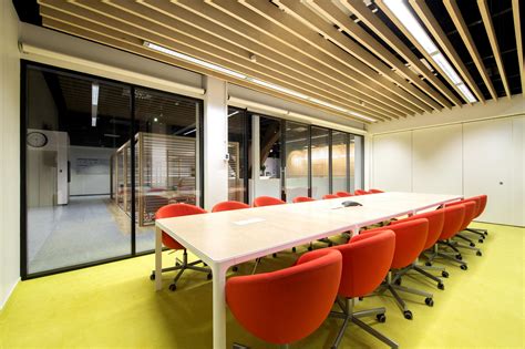 Interiér modernej administratívnej budovy s kanceláriami a zasadacou miestnosťou