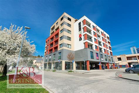 Moderné obchodné priestory na prízemí polyfunkčného domu