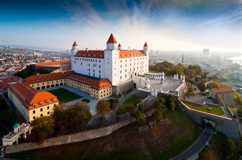 Panoráma Bratislavy s výhľadom na Bratislavský hrad