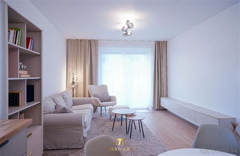 Ilustračná fotografia 1-izbového bytu s moderným, ale úsporným zariadením