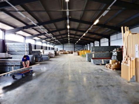 Výrobné haly s radmi CNC strojov