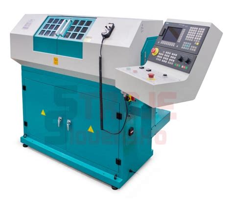 CNC sústruh pracujúci na kovovom diele