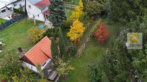 Záhrada pri Dunaji s malou chatkou