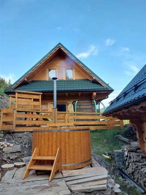 útulná drevená chatka s kúpacou kaďou