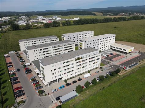 Pohľad na modernú fasádu tretej etapy Rezidencie Hron