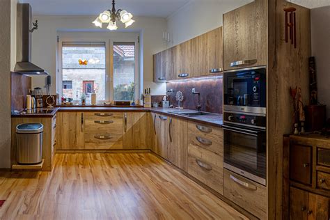 Moderná kuchynská linka so vstavanými spotrebičmi