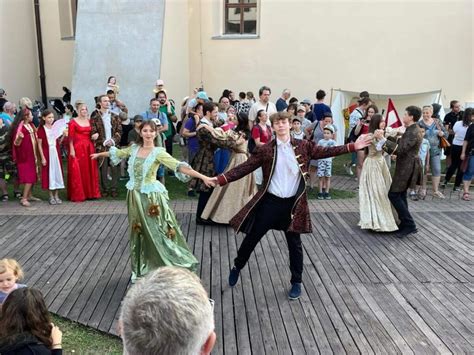 Skupina bojovníkov v dobových kostýmoch pripravená na rekonštrukciu