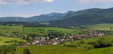 Pohľad na obec Pružina s okolitou krajinou