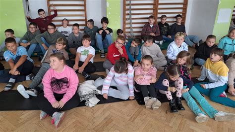 Deti hrajúce sa pred materskou školou