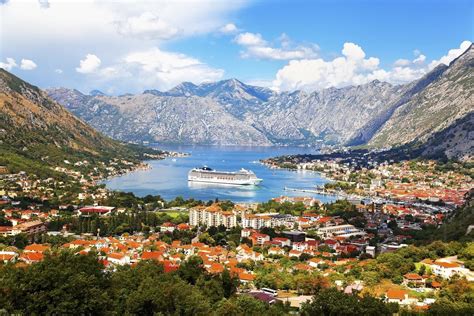 Pohľad na Kotorský záliv s historickým mestom Kotor