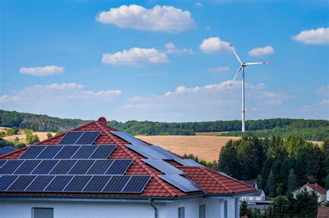 Ilustrácia modernej energeticky úspornej domácnosti s obnoviteľnými zdrojmi energie