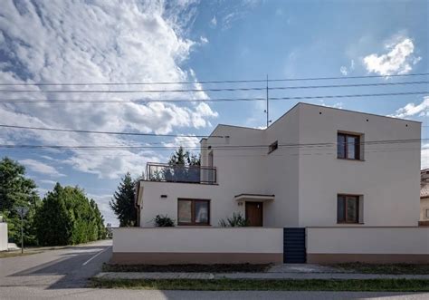 Fotografia moderného rodinného domu s upravenou záhradou v Kráľovej nad Váhom