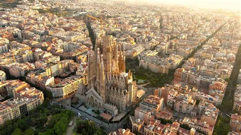 Panoráma Barcelony s dominantnou Sagrada Familia
