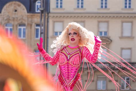 Ilustrácia znázorňujúca rôzne aspekty rodovej identity a tranzície.