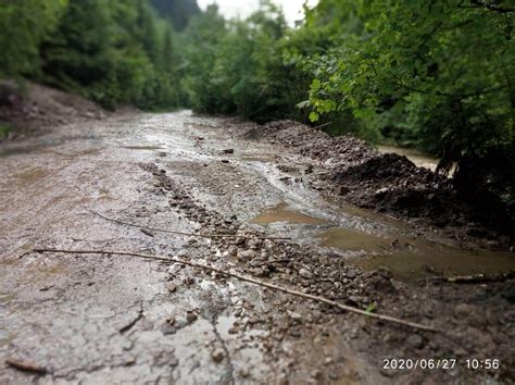 Poškodená cesta po povodni v Ľupčianskej doline