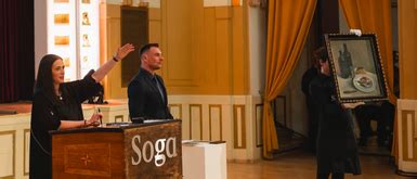 Aukčná sieň s obrazmi