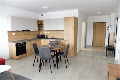 Infografika porovnávajúca náklady na prenájom bytu s rôznym vybavením