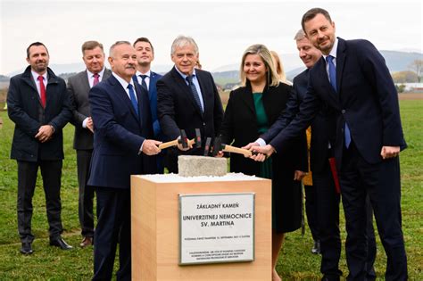 Fotografia z poklepania základného kameňa v roku 2014 s politikmi