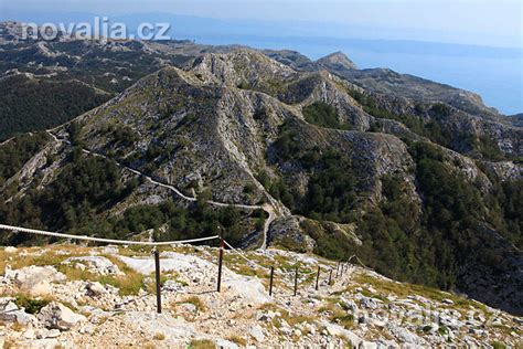 vrchol hory Sv. Juraja v pohorí Biokovo s kostolíkom