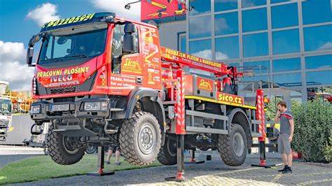 Autoplošina pri práci na fasáde budovy