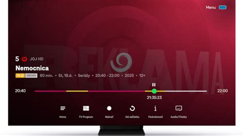 Dvojica pri sledovaní televízie