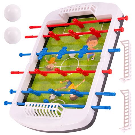 Deti hrajúce ľudský stolný futbal