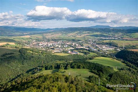 Brezno - pohľad na historické centrum s kostolom a námestím
