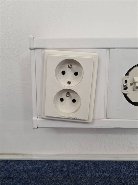 Ilustrácia uzemnenej a neuzemnenej zásuvky