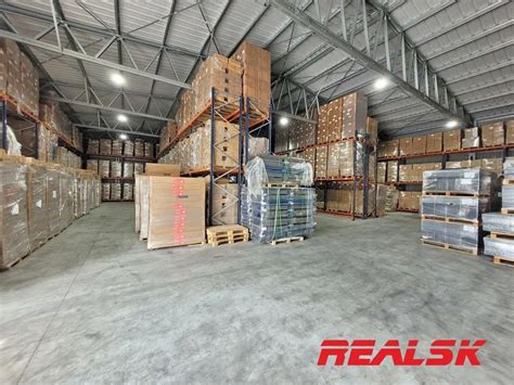 Interiér skladu s regálovým systémom