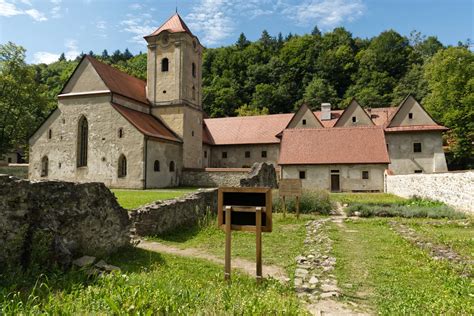 Pohľad na Červený Kláštor s okolitou krajinou a riekou Dunajec