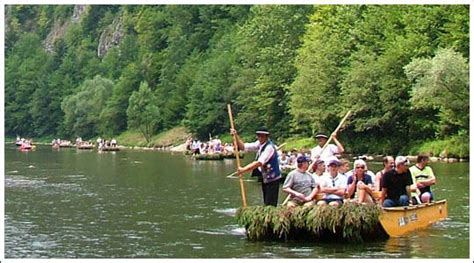 Plte na rieke Dunajec s turistami