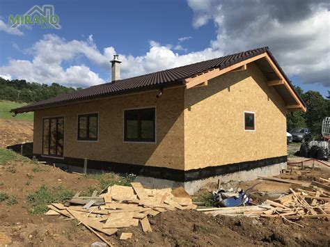 Moderný bungalov so sedlovou strechou na úzkom pozemku