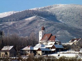 Panoráma obce Polomka s Nízkymi Tatrami v pozadí