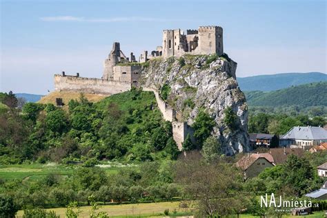 Panoramatický výhľad na hrad Beckov z okolitej krajiny