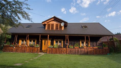 Drevená chalupa v tradičnom slovenskom štýle