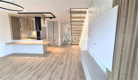 Interiér modernej garsónky s kuchynskou linkou a vstavanou skriňou