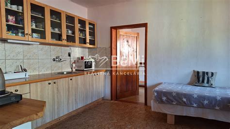 Ilustrácia porovnávajúca výhody bývania v byte a rodinnom dome