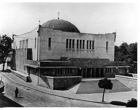 Fotografia modernej bytovej architektúry s terasami