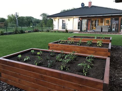 Detail átria s vyvýšenými záhonmi