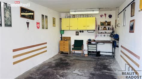 Ilustrácia interiéru garáže s elektrinou a regálmi