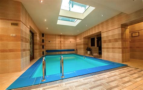Interiér wellness centra s bazénom a saunami