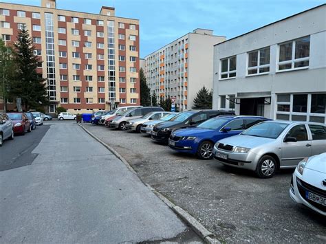 Ilustračná fotografia rôznych typov parkovacích miest v meste