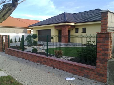 Tehlový plot s drevenou výplňou